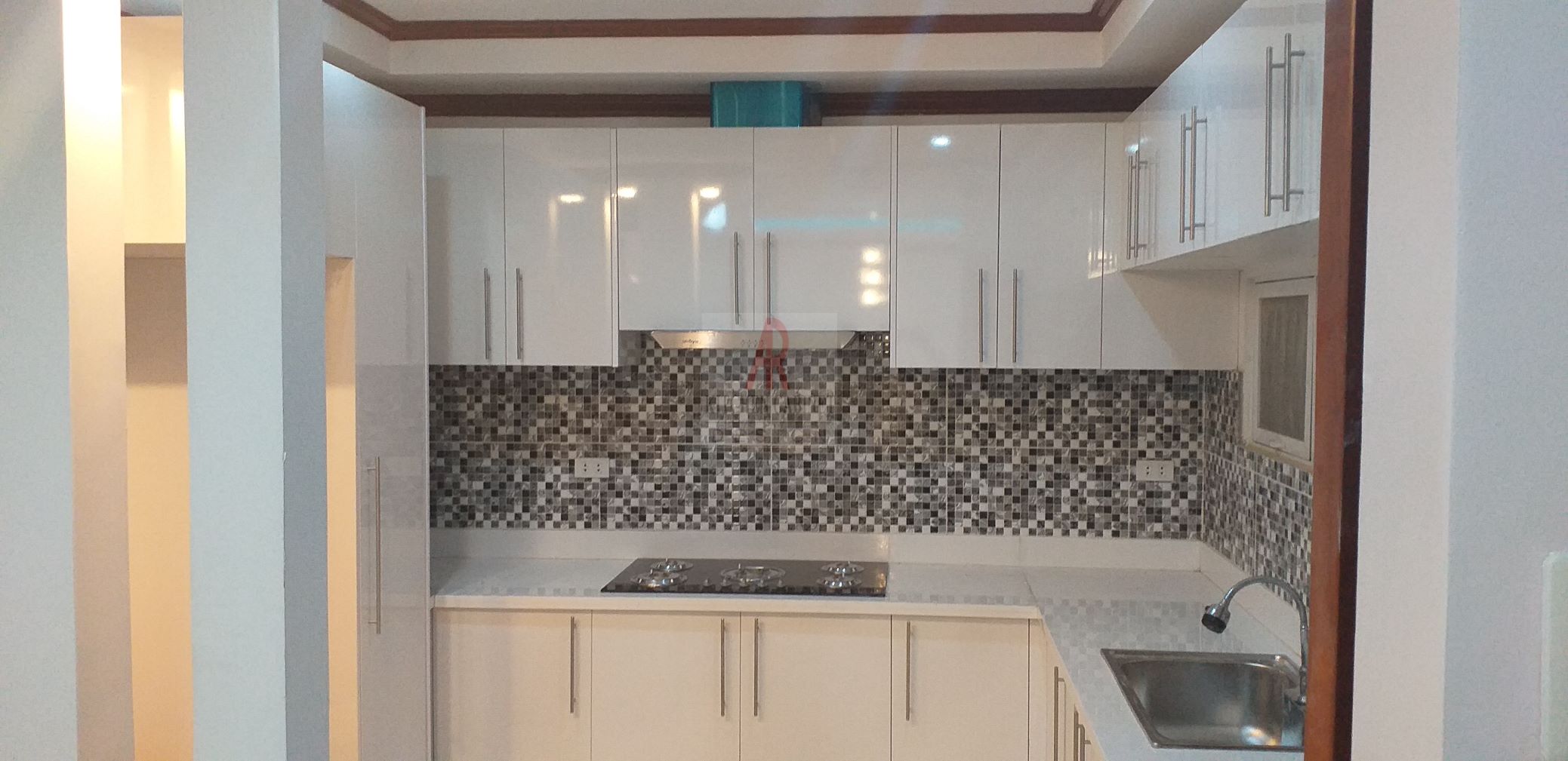 GLossy-White-kitchen-with-white-quartz-countertop